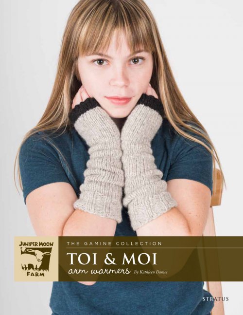 Model photograph of "Toi & Moi Armwarmers"