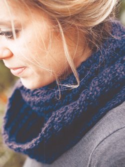 Model photograph of "Latte Cowl"