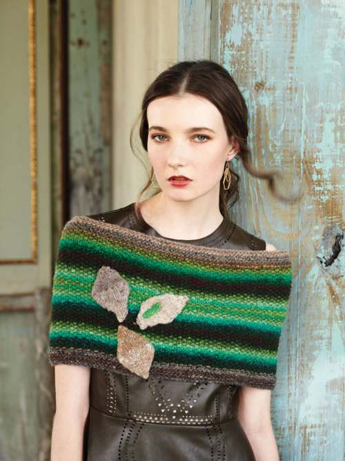 Model photograph of "06 - Seed Stitch Cowl"