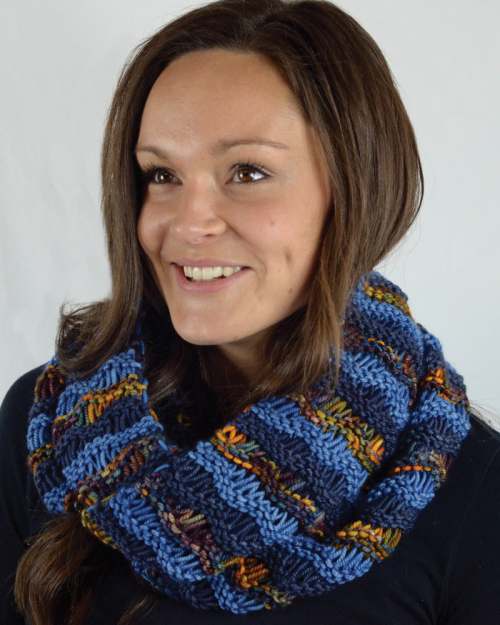 Model photograph of "Wave Stitch Infinity Scarf"