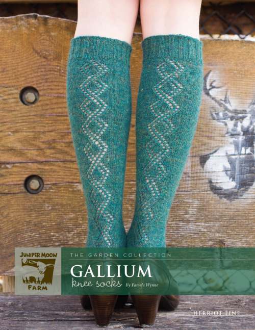 Model photograph of "'Gallium' Knee Socks"