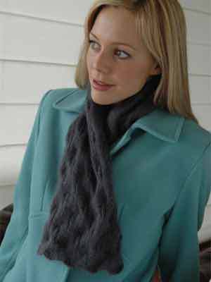 Model photograph of "Short Lacey Scarf"