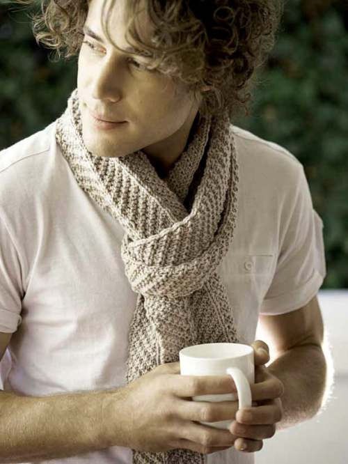 Model photograph of "CHEVRON STITCH SCARF"