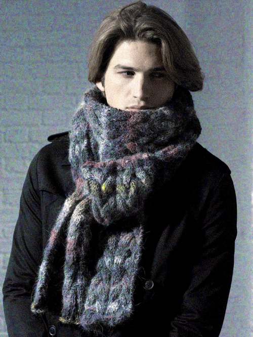 Model photograph of "Taro scarf"